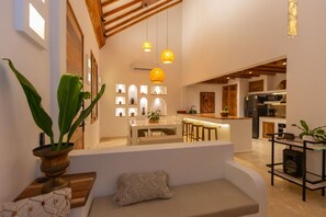 Un intérieur moderne comprenant un coin repas, une cuisine et un espace salon.