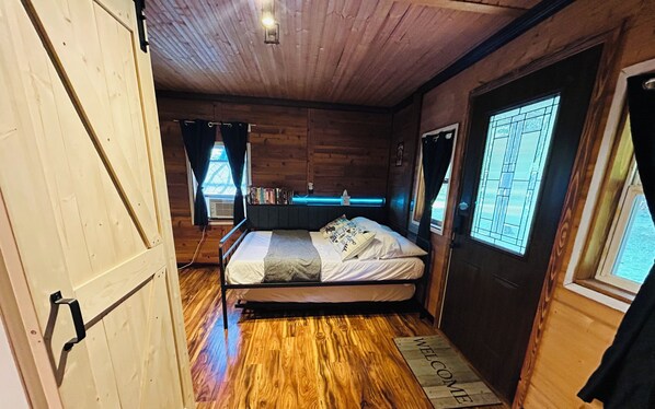 1 bedroom, desk, iron/ironing board, free WiFi