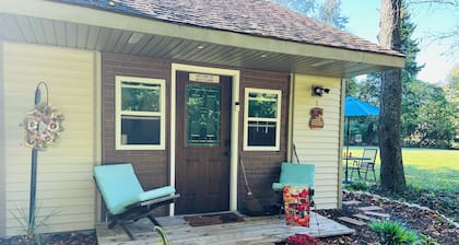 Cozy studio cabin-peaceful, private and secluded