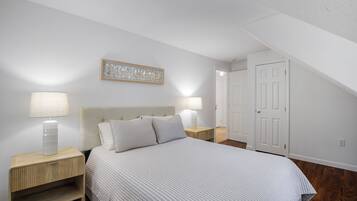 Een bureau, gratis wifi, beddengoed