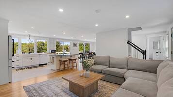 Een smart-tv en een tafeltennistafel