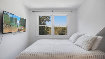 6 bedrooms, desk, free WiFi, bed sheets