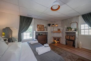 3 bedrooms, iron/ironing board, WiFi, bed sheets - Cozy 3BR Home | KING Bed | ONLY 8-Min to LU! (Lynchburg)