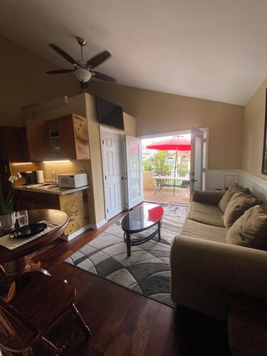 HILL SIDE GETAWAY  next to Magic Mountain, and close to all theme parks