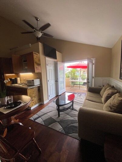 HILL SIDE GETAWAY  next to Magic Mountain, and close to all theme parks