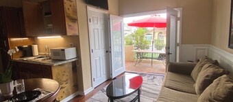 HILL SIDE GETAWAY next to Magic Mountain, and close to all theme parks