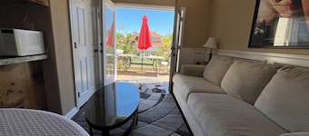 HILL SIDE GETAWAY  next to Magic Mountain, and close to all theme parks
