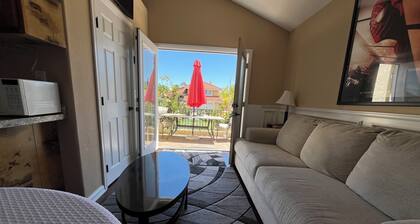 HILL SIDE GETAWAY next to Magic Mountain, and close to all theme parks