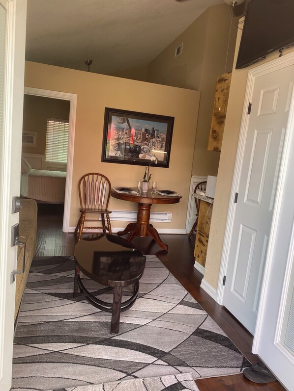 Interior - HILL SIDE GETAWAY  next to Magic Mountain, and close to all theme parks (Santa Clarita)