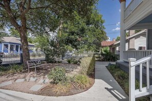 Property grounds - Charming 1BR Condo | Alamo District Hideaway – Downtown San Antonio (San Antonio)