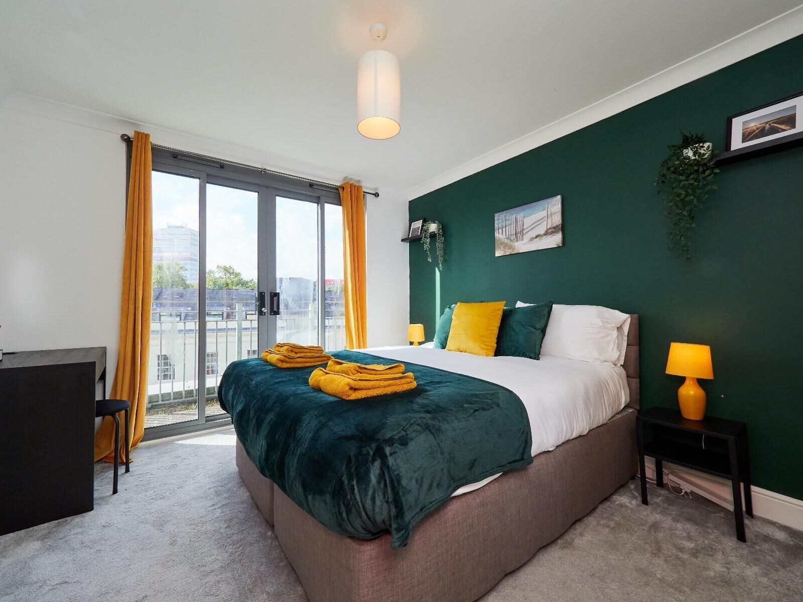 2 عدّة غرف نوم ومكتب ومكواة/لوح كي وسرير سفر