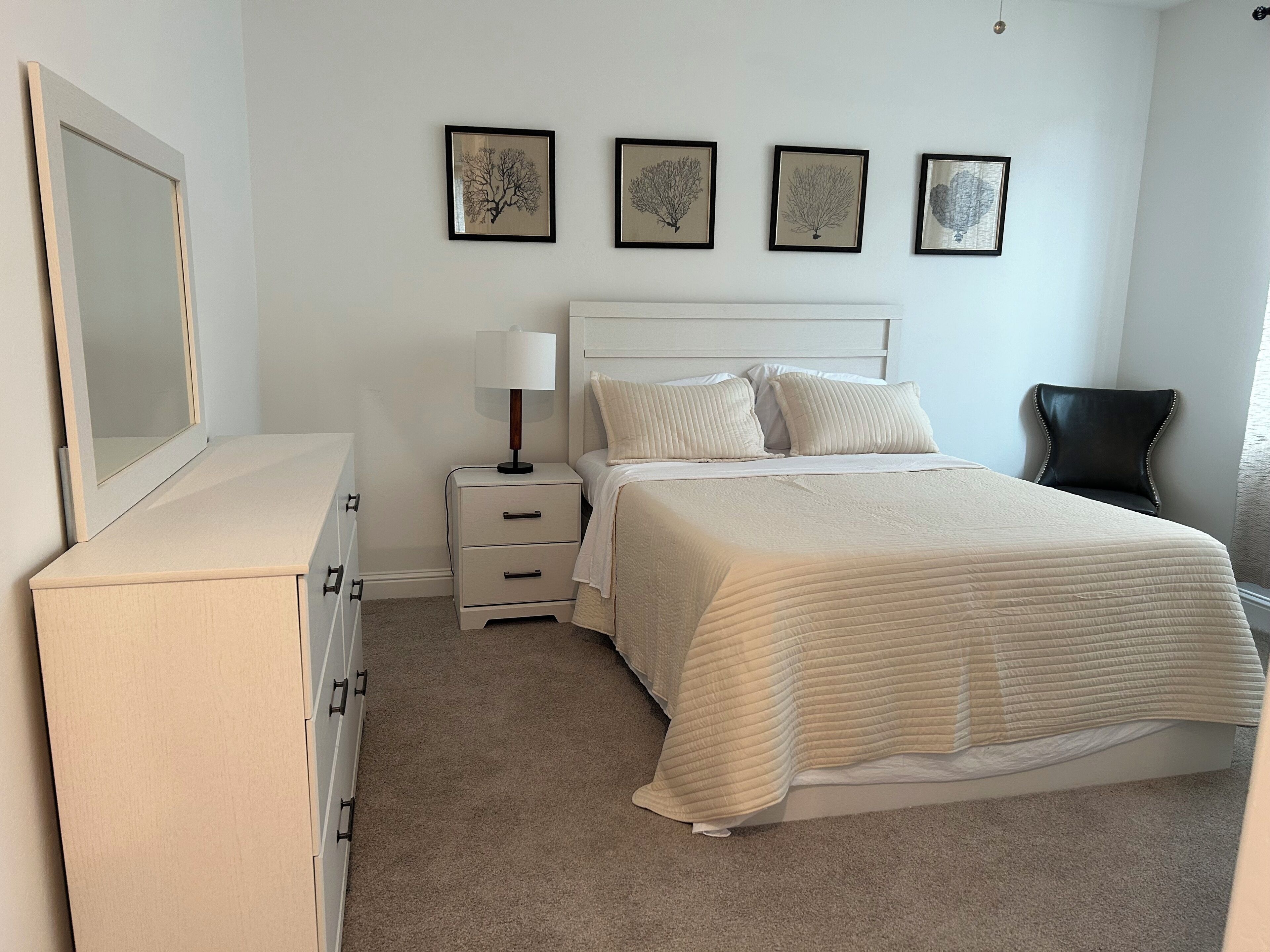 Een strijkplank/strijkijzer, wifi, beddengoed