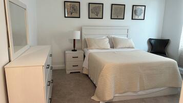 Een strijkplank/strijkijzer, wifi, beddengoed