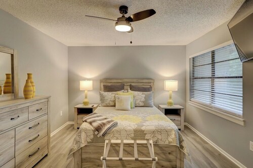 Renovated 2BR Hilton Head Home Walk to Shops