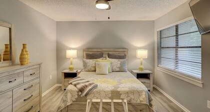 Renovated 2BR Hilton Head Home Walk to Shops