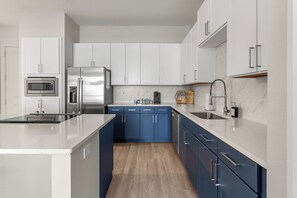 Microwave, oven, stovetop, dishwasher - KING Bed Oasis! Deep Ellum/Gated Parking/Luxe/Close to Major Cities (Dallas)