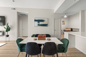 Dining - KING Bed Oasis! Deep Ellum/Gated Parking/Luxe/Close to Major Cities (Dallas)