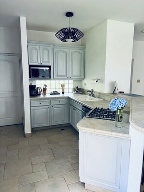 Micro-ondas, fogão, cooktop, lava-louças