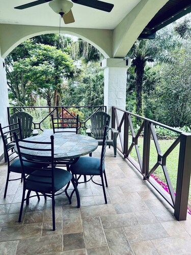 Charming 1-bedroom house in fabulous Boquete with AC and beautiful views.