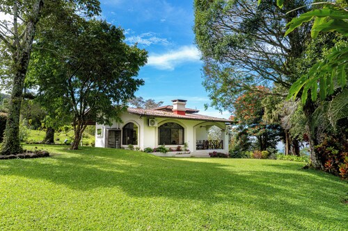 Charming 1-bedroom house in fabulous Boquete with AC and beautiful views.