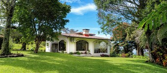Charming 1-bedroom house in fabulous Boquete with AC and beautiful views.