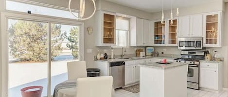 Microondas, horno, placa de cocina, lavavajillas