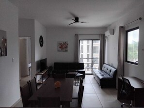 Family Apartment, 2 Bedrooms, Non Smoking, Haiwan Kesayangan Tidak Dibenarkan | Ruang tamu | 43 inci sebuah televisyen pintar dengan digital 
