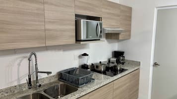 Apartamento família, 2 quartos, para não fumantes, não aceita animais de estimação | Cozinha privada | Geladeira, cooktop, cafeteira/chaleira, torradeira