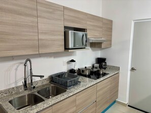 Family Apartment, 2 Bedrooms, Non Smoking, Haiwan Kesayangan Tidak Dibenarkan | Dapur peribadi | Peti sejuk, dapur, pembancuh kopi/teh, pembakar roti 