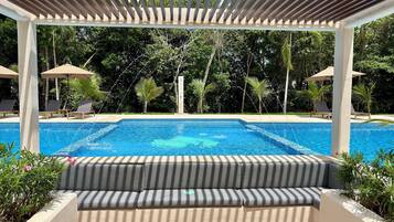 3 piscines extérieures, cabanons gratuits, parasols de plage