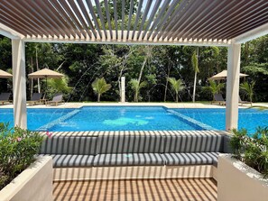 3 piscines extérieures, cabanons gratuits, parasols de plage