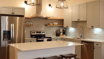 Coffee/tea maker, fridge, microwave, oven