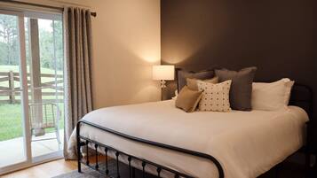 4 bedrooms, desk, iron/ironing board, WiFi (free)