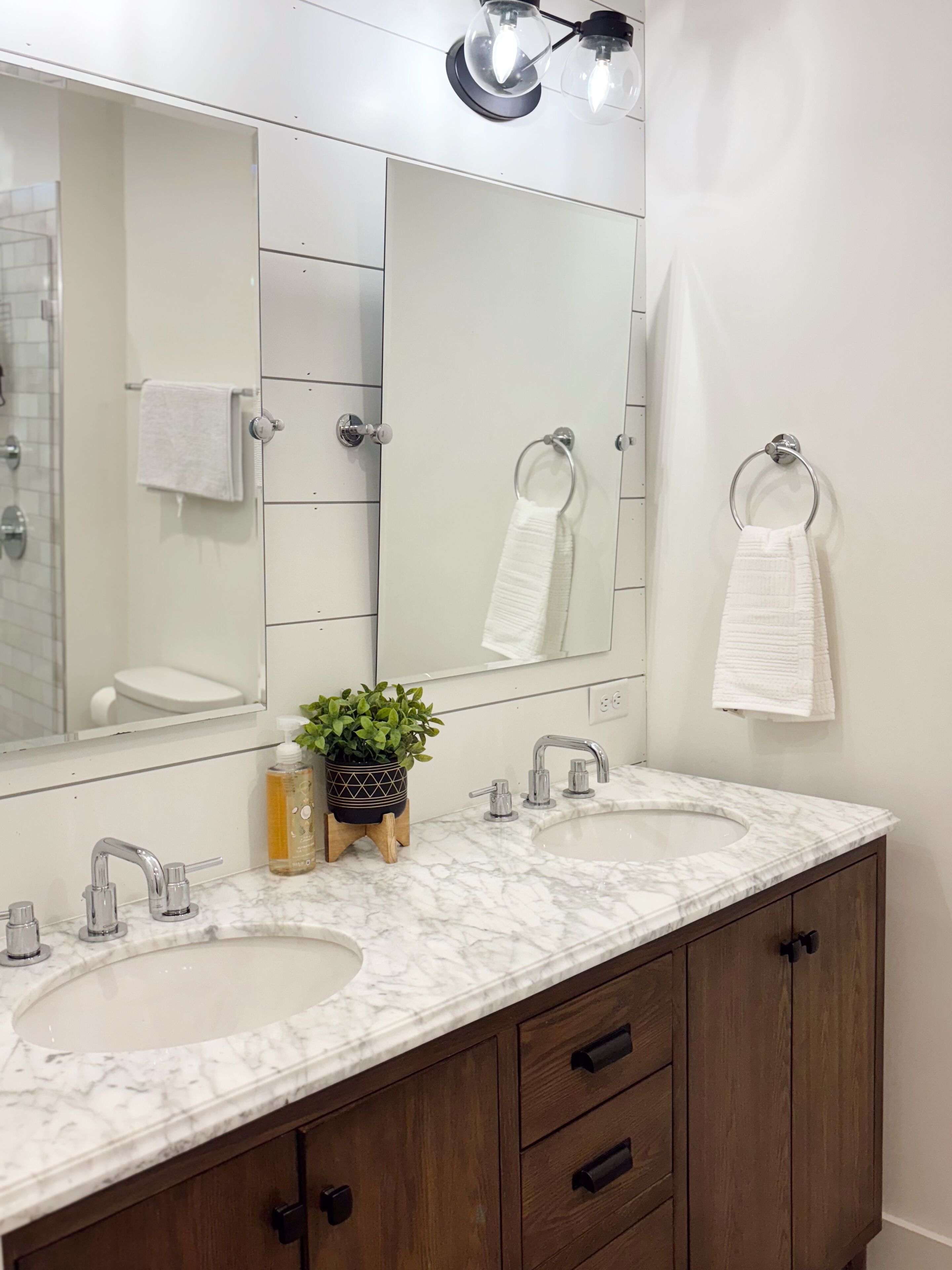 Suihku, hiustenkuivaaja, pyyhkeet, vessapaperi