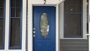 Une porte bleue avec un panneau de verre et le chiffre « 2 » au-dessus.