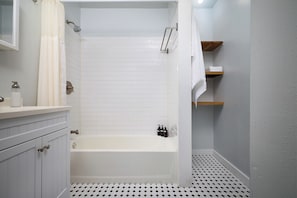 Bathroom - 2BR Riverwalk Condo • Corporate & Insurance Stays • Fast Wi-Fi • W/D • Monthly (San Antonio)