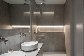 Douche, sèche-cheveux, serviettes fournies