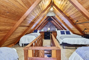 2 室のベッドルーム、デスク、旅行用ベビーベッド、WiFi