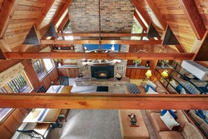 Televisión, chimenea y estéreo 