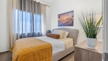 4 habitaciones, tabla de planchar con plancha y ropa de cama