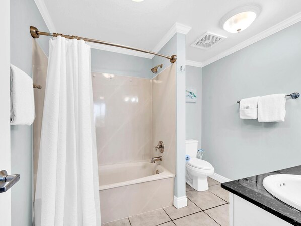 Une salle de bain moderne avec une baignoire, des toilettes et un lavabo.