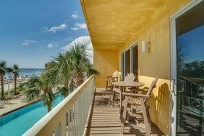 Appart'hôtel, plusieurs lits (Calypso 1-202) | Restauration extérieure