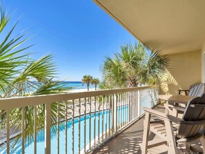 コンドミニアム ベッド (複数台) (Calypso 1-202) | 屋外ダイニングエリア