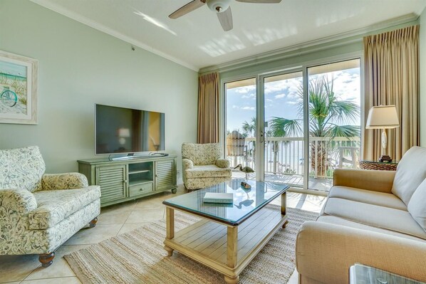 Condo, varias camas (Calypso 1-202) | Área de sala de estar