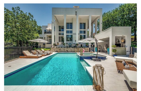 Pool - Lux Stunning Mansion, Pool. Private, gated community, on pond. (Arlington)