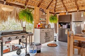 Basic Villa | Private kitchen | Stovetop, cookware/dishes/utensils