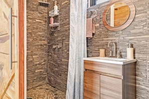 Comfort Villa | Bathroom | Shower, free toiletries, towels, soap