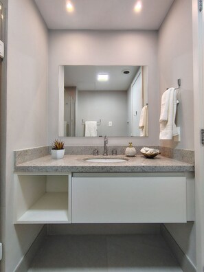 Apartment | Bathroom | Shower, hair dryer, towels, toilet paper - Jp redenção  (Porto Alegre)