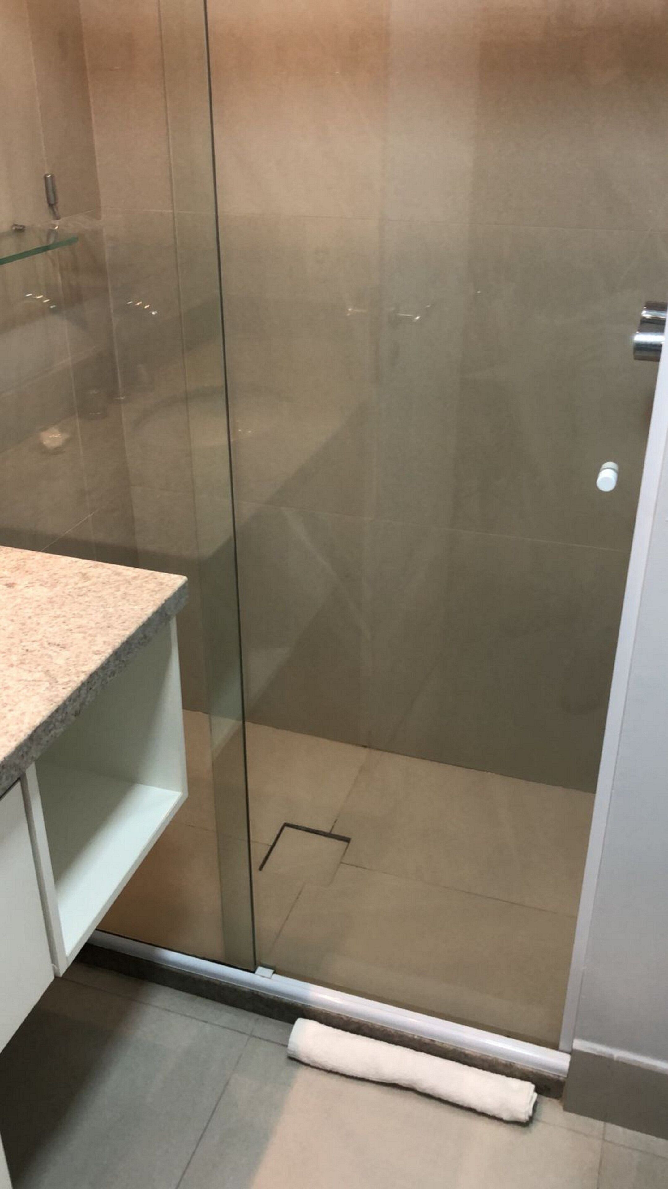 Apartment | Bathroom | Shower, hair dryer, towels, toilet paper