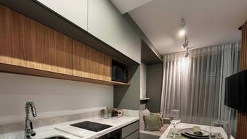 Departamento | Cocina privada | Refrigerador, parrilla de estufa y utensilios de cocina